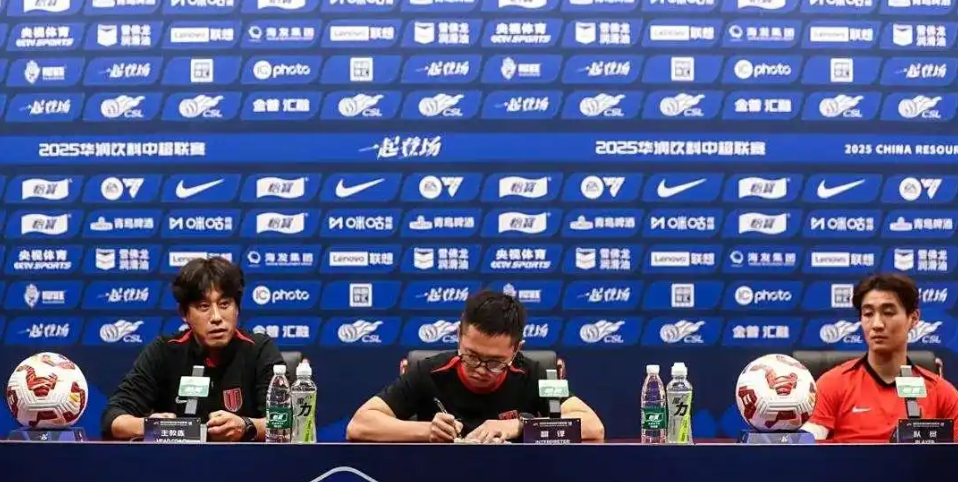 他在打边卫 他在打边卫